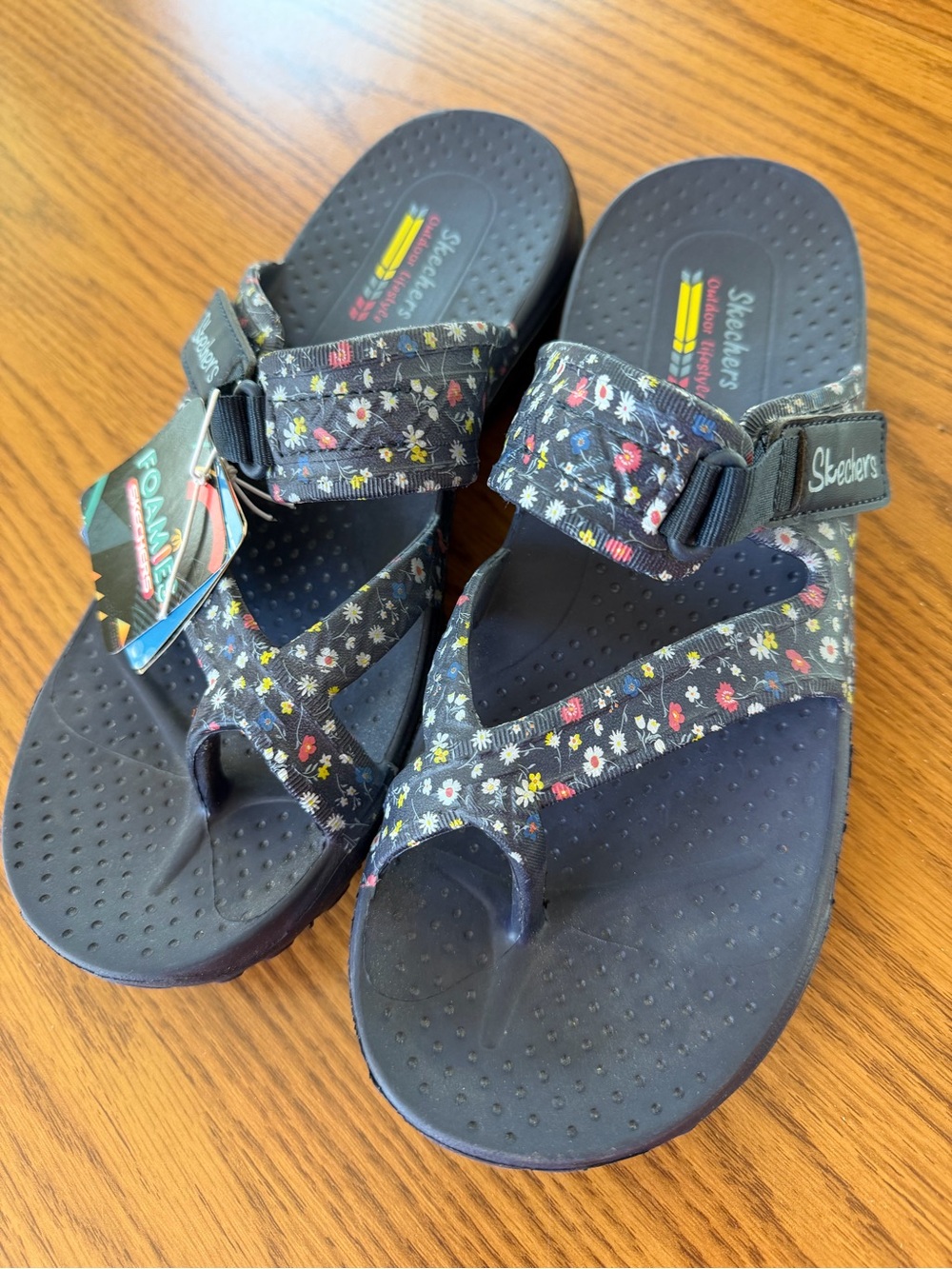 Skechers women’s size 8 Navy Floral Foamies Comfort Sandals